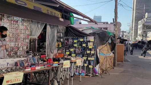 Dongmyo Flea Market photo 2 of 4